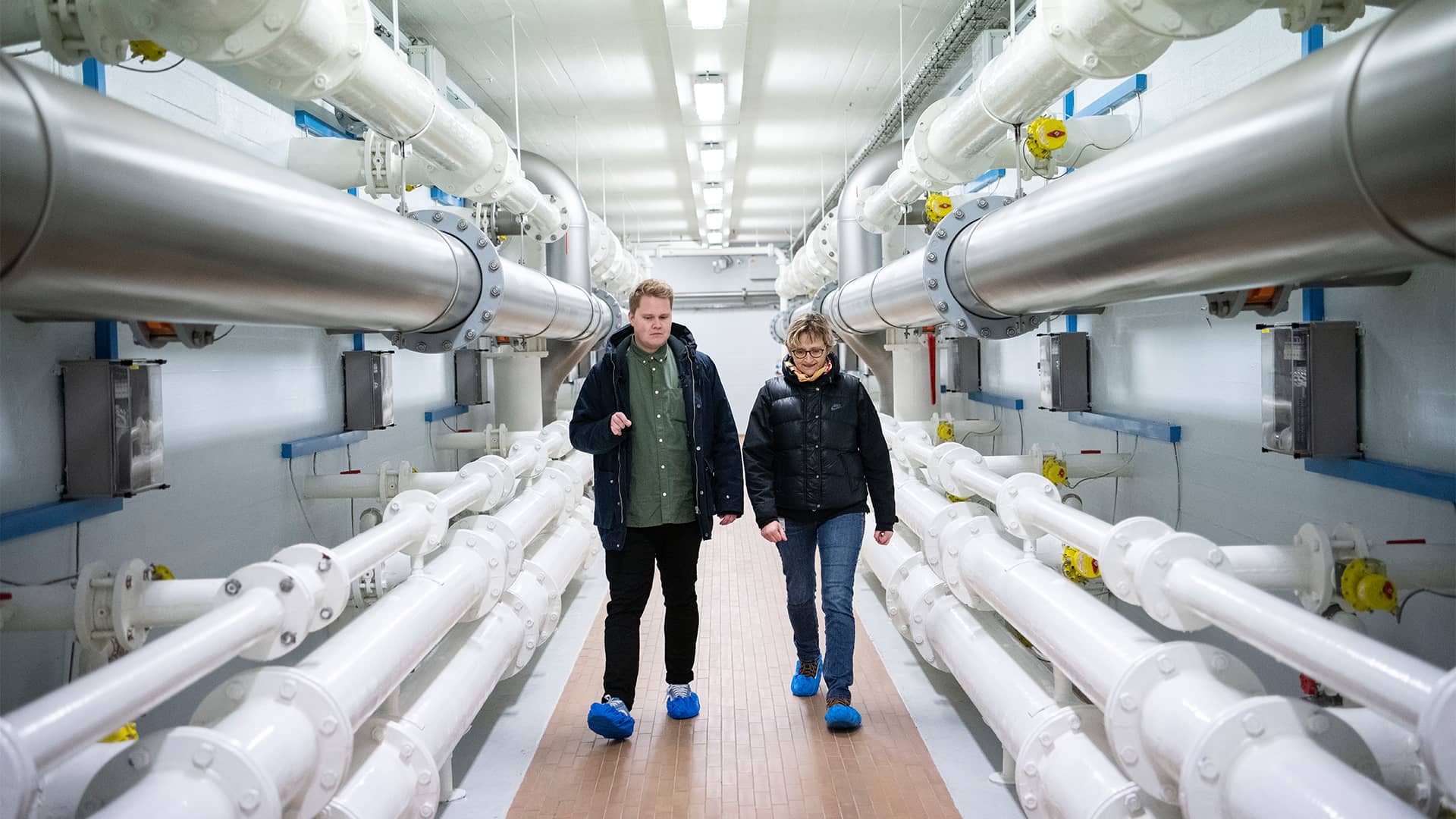 Charlotte og Lasse undersøger vand