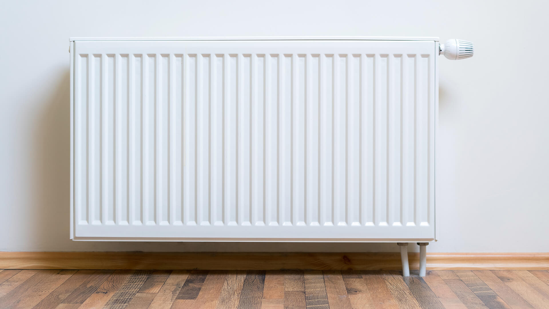 Radiator varmer hus. Afkøling fjernvarme - fjernvarme tilbageløbstemperatur bør være lunken.